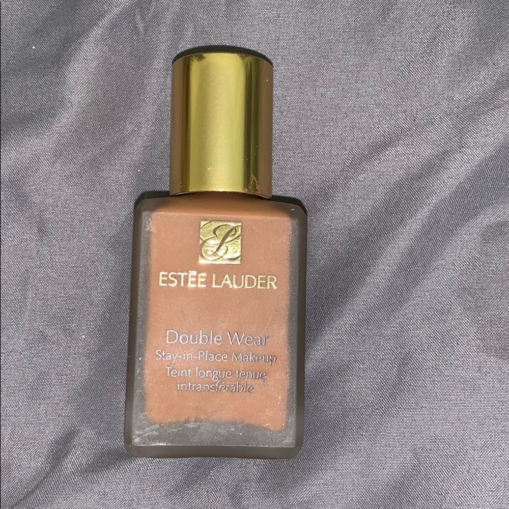 Estée Lauder Double Wear in 6W1 Sandalwood